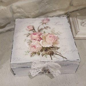 310 Duża szkatułka z różami i dekorami shabby chic